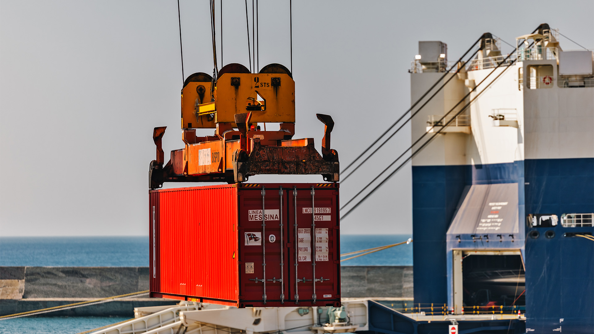 Scarico di un container messina tramite il sollevamento via gru