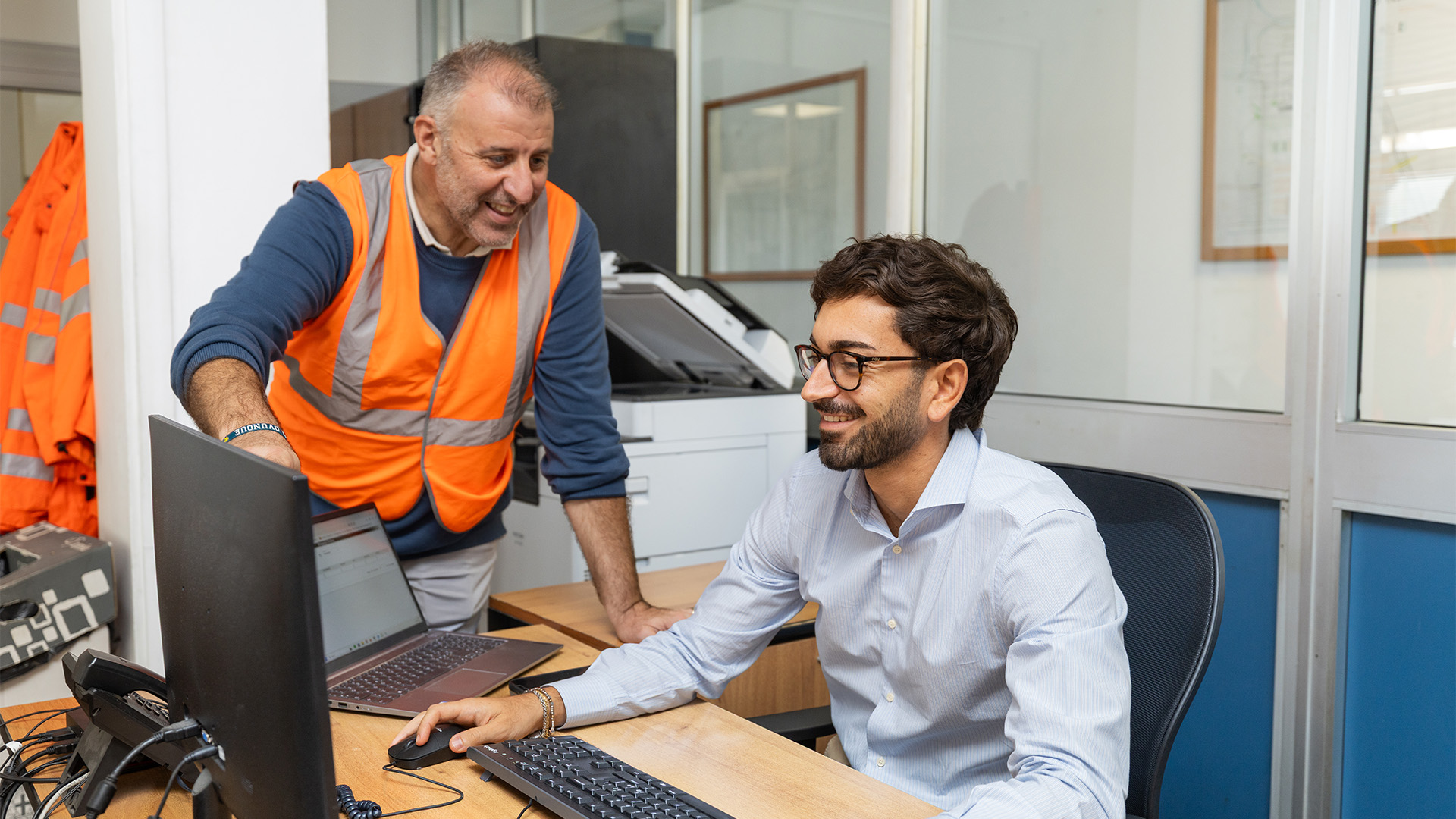 Due membri del team Messina nell'ufficio della logistica