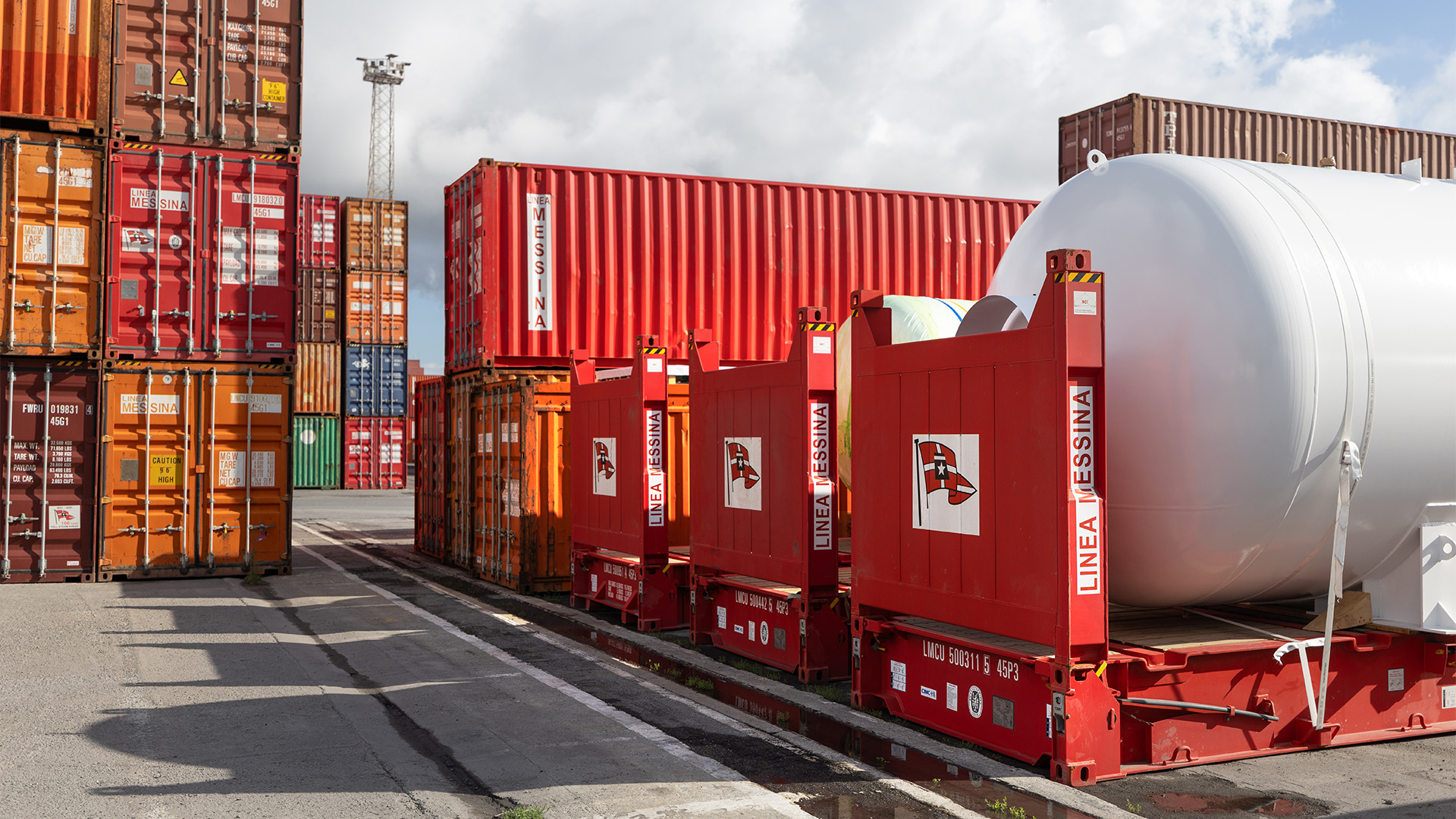 Special cargo messina nel terminal container pronti al trasporto di componenti pesanti
