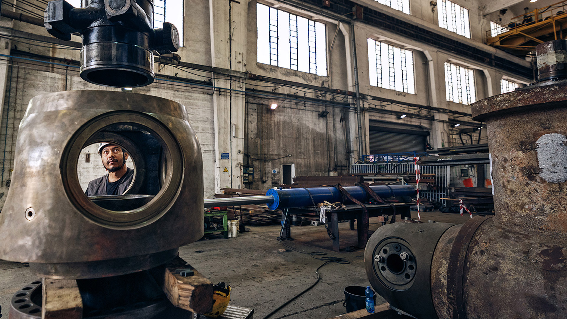 Operai che lavorano a un grosso componente della nave
