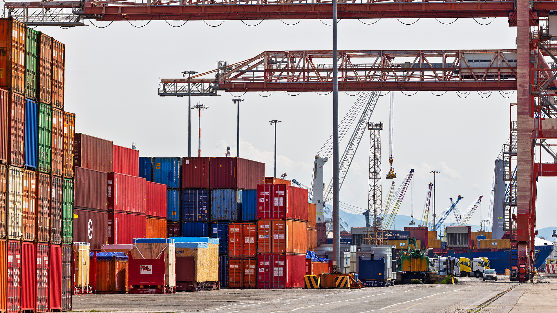 Ampia veduta di un terminal container portuale con gru e pile di container